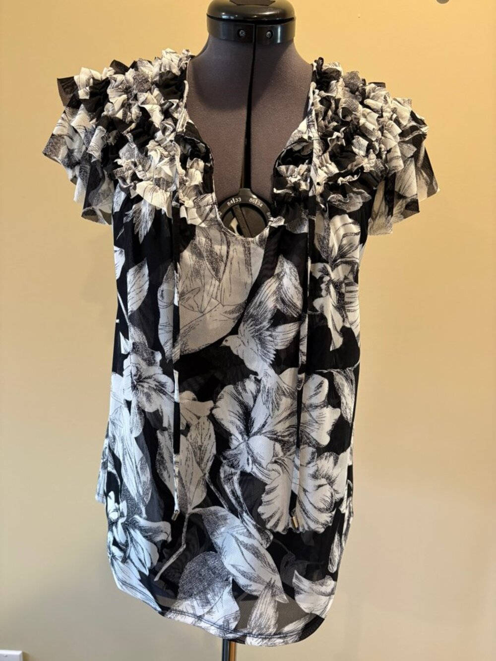 White House Black Market size XS ruffled top